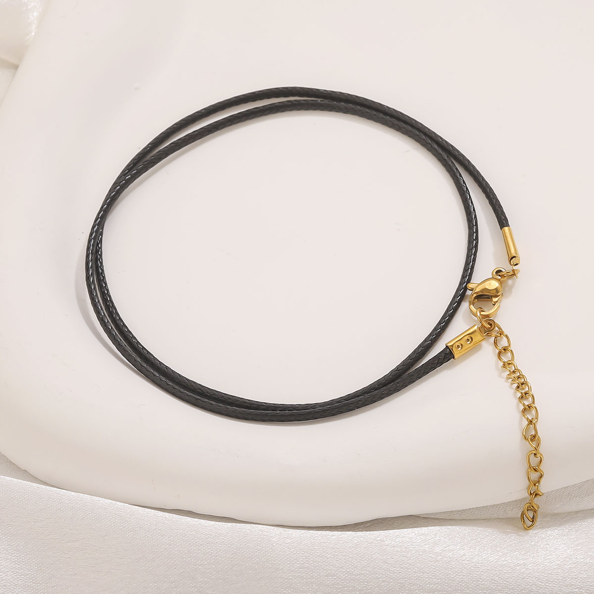 Collana con cordoncino in pell - Leatherwork Beginner recensione e prezzo